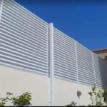 تصميم أنيق لسواتر قماشية حديثة تم تركيبها في فناء منزل بمدينة الرياض، تجمع بين الخصوصية والجمالية.