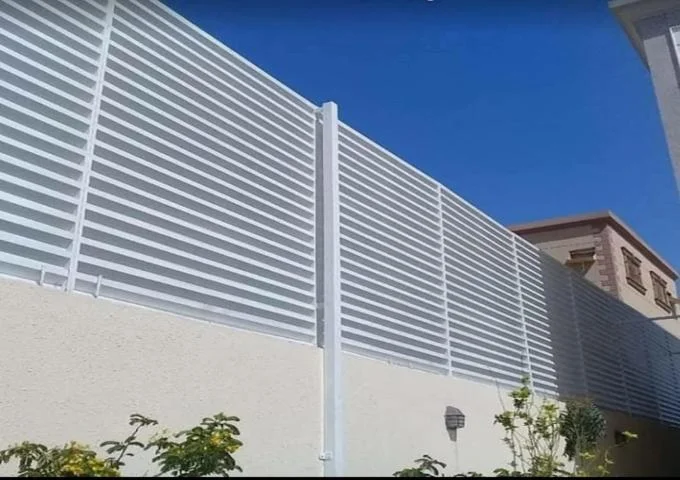 تصميم أنيق لسواتر قماشية حديثة تم تركيبها في فناء منزل بمدينة الرياض، تجمع بين الخصوصية والجمالية.
